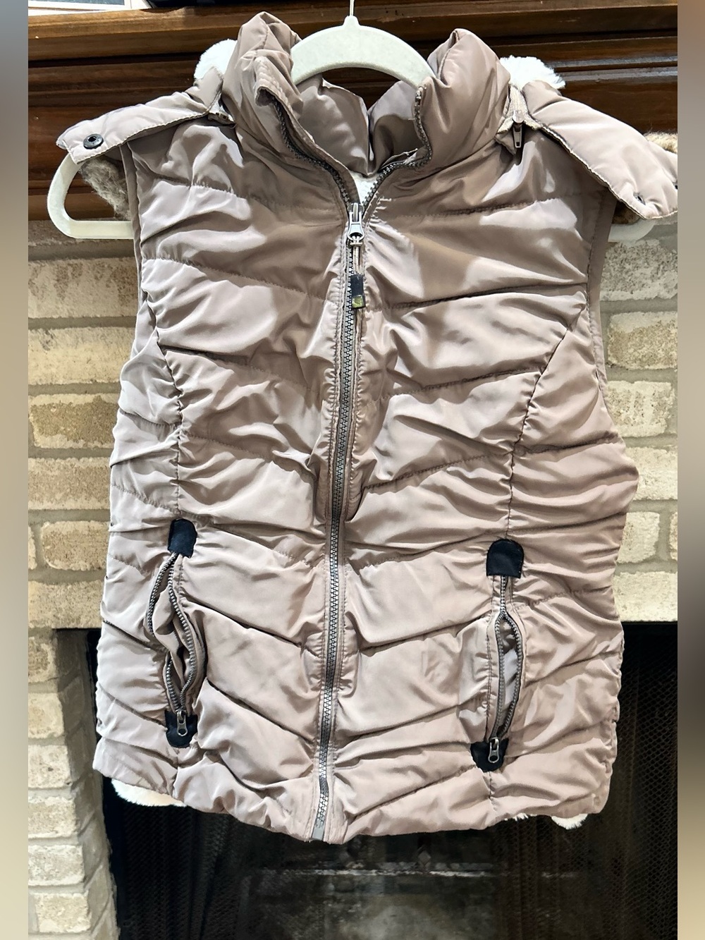 GreenTea Quilted Sleeveless Puffer Vest in Taupe EUC